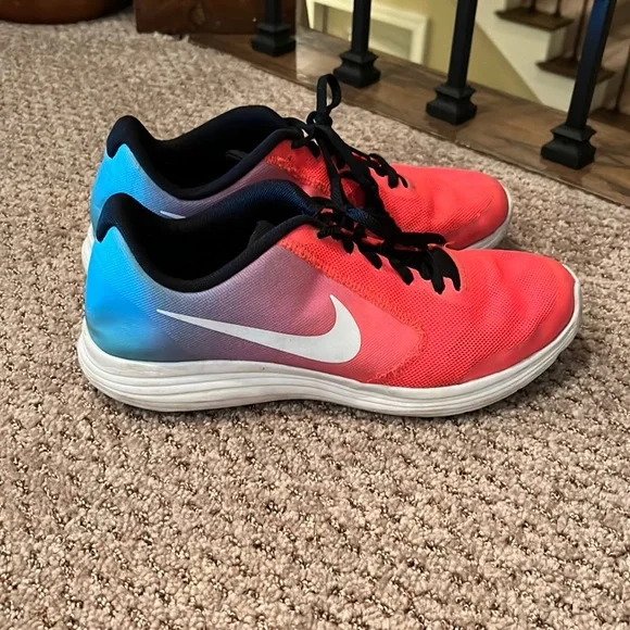 Girls nike revolution top 3 tennis shoes